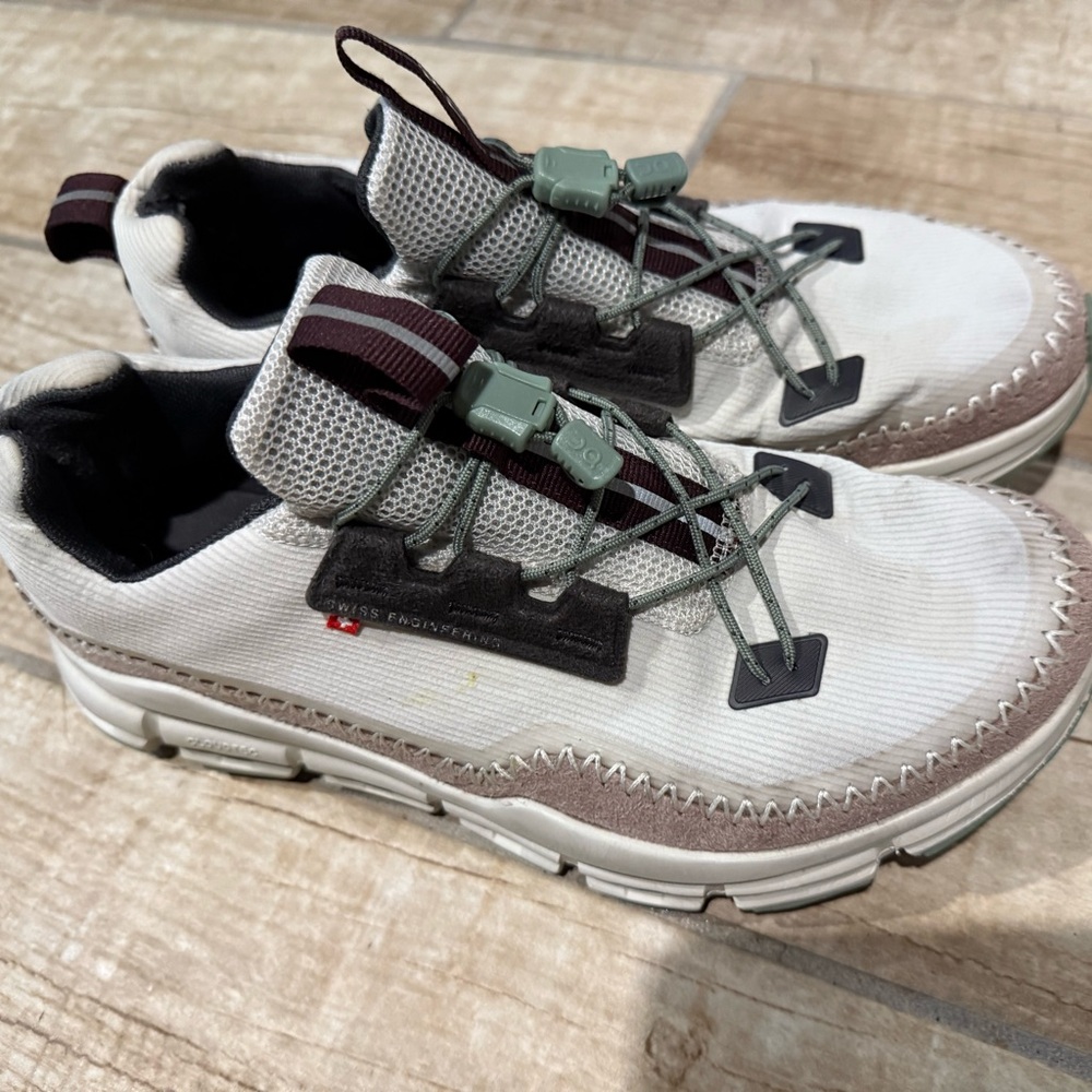On Running Women's Shoes in Cream and Brown - Picture 2 of 12